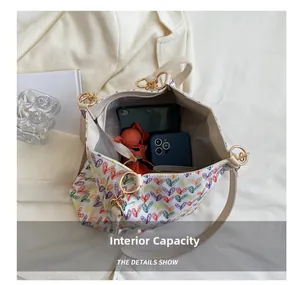 Vue détaillée de l'intérieur du grand sac cabas cœur avec tablette et smartphone