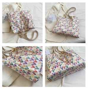 Vue détaillée du grand sac cabas blanc avec cœurs graffiti colorés et chaîne en perles
