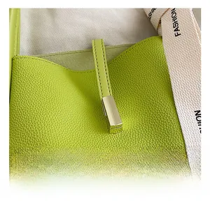Détail macro du sac à main en cuir vert avec fermoir en métal argenté brossé élégant