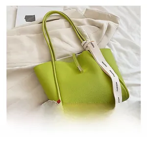 Sac fourre-tout vert citron avec texture grainée et sangle FASHION décorative