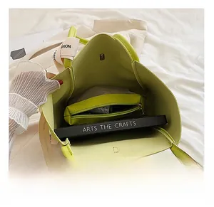 Intérieur du sac cabas vert citron avec grande capacité et pochette amovible assortie
