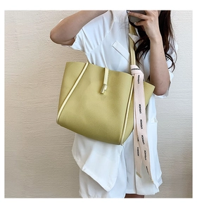Détail du sac cabas jaune citron avec texture litchi et foulard en soie imprimé
