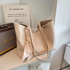 Grand sac cabas beige pour femme avec foulard floral sur l'anse pour le trajet quotidien