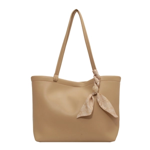 Grand sac cabas beige minimaliste avec décoration élégante d'un foulard floral