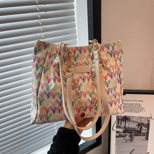 Grand sac cabas crème avec graffiti de cœurs colorés et bandoulière de perles