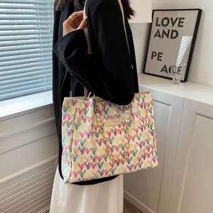 Sac fourre-tout chic grande capacité avec cœurs graffiti et chaîne en métal stylée