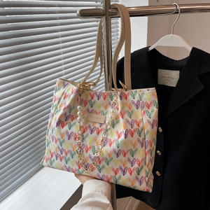 Sac fourre-tout blanc avec cœurs colorés, chaîne en perles et détail Fashion