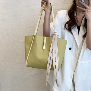 Sac seau chic en cuir vert sauge avec boucle dorée et ruban décoratif élégant