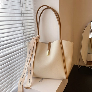 Sac fourre-tout minimaliste en cuir PU beige avec bretelles brunes et ruban de soie