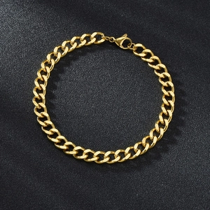 Detalle de pulsera de cadena cubana en oro pulido con un cierre de mosquetón resistente