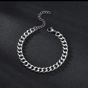 Detalle de pulsera de cadena cubana plateada con cierre de mosquetón y cadena ajustable