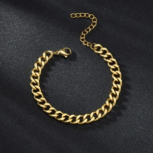 Vue détaillée du bracelet gourmette en acier doré avec fermoir mousqueton