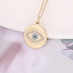 Collier en acier titane avec pendentif œil protecteur, cristaux bleus et oxydes blancs