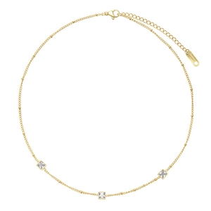 Détail du collier en acier inoxydable doré avec zircons cubiques carrés et fermoir