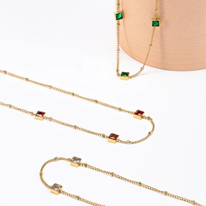 Colliers minimalistes en titane doré avec zircons carrés en rouge, vert et blanc