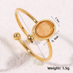Vue macro montrant les dimensions d'une bague ajustable en or 18 carats et pierre