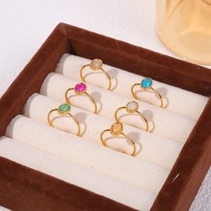 Lot de six bagues minimalistes en acier inoxydable doré avec pierres fines ovales