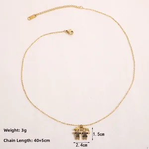Détail du collier doré avec pendentif garçon et fille, diamants noirs et dimensions