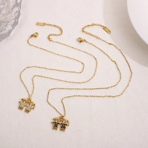 Ensemble de colliers en acier doré avec pendentifs garçon et fille sertis de zircons