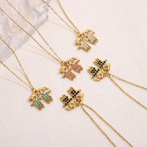 Cinq colliers dorés avec pendentifs de petites filles ornés de strass colorés