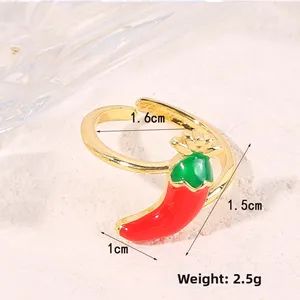 Détails de taille d'une bague réglable dorée avec un pendentif piment rouge sucré