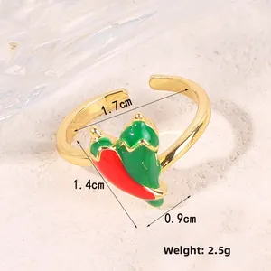 Gros plan sur bague dorée réglable avec piments émaillés rouge et vert et dimensions