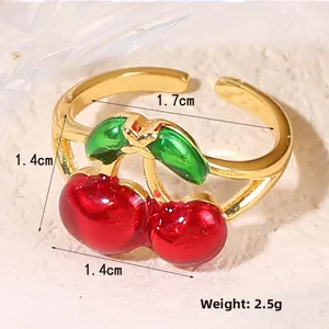 Détail de la bague cerise montrant les dimensions 1,4 cm et l'anneau réglable