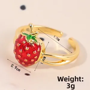 Détail macro d'une bague fraise dorée ajustable avec mesures et indication de poids
