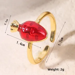 Vue détaillée d'une bague carotte dorée avec émail rouge et anneau réglable de 1.7 cm