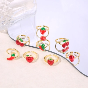 Bague dorée ajustable ornée de breloques en émail en forme de fraise et cerise
