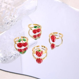 Bagues ajustables dorées avec motifs fraise et cerise en émail rouge brillant