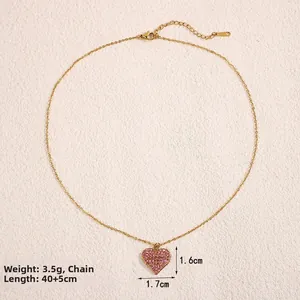 Dettaglio macro della collana a cuore con dimensioni 1,7x1,6cm e peso di 3,5g