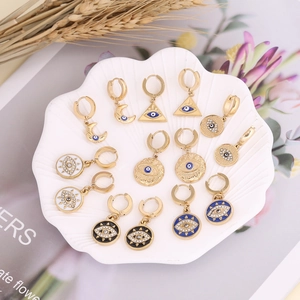 Parure de boucles d'oreilles œil porte-bonheur dorées avec breloques lune et étoile