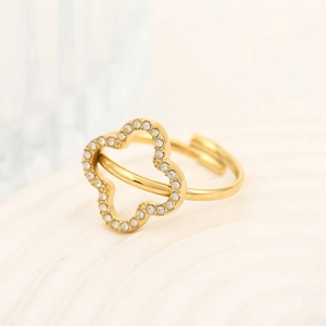 Nahaufnahme des goldenen Kleeblattrings mit glitzernden Mikrozirkonia und verstellbarem Band