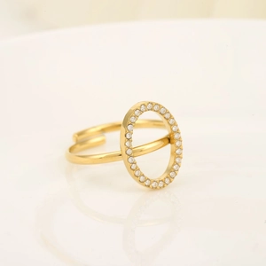 Detailansicht goldener verstellbarer Ring mit Zirkonia-Mikropflaster auf Ovalschleife