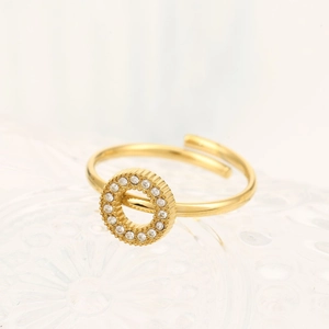 Detailansicht eines vergoldeten offenen Rings im französischen Stil mit Zirkonia-Pavé-Design