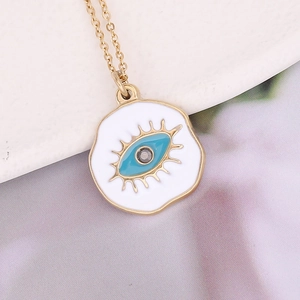 Collier doré avec pendentif Œil bleu en émail sur un fond blanc texturé élégant