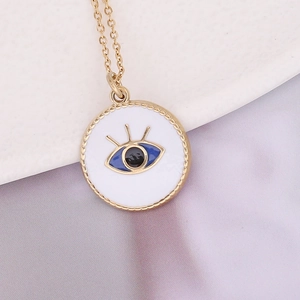 Collier Evil Eye doré avec pendentif en émail sur fond en marbre et soie satinée