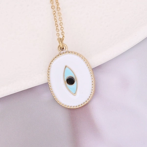 Collier avec pendentif œil protecteur doré, émail bleu et bordure ovale perlée chic