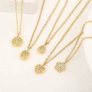Elegante set di collane placcate oro con pendenti a cuore e goccia con micro-pave di cristalli