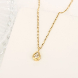 Elegante collana dorata con ciondolo a goccia e micro-cristalli su espositore bianco