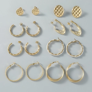 Collection de diverses créoles et puces d'oreilles minimalistes en acier doré