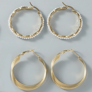 Boucles d'oreilles créoles minimalistes en acier titane doré avec perles et design spirale multicouche