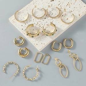 Boucles d'oreilles créoles dorées minimalistes et clous géométriques sur pierre
