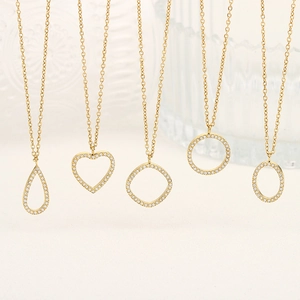 Eleganti collane in titanio dorato con pendenti geometrici e a cuore con diamanti