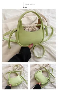 Vue détaillée d'un sac à main en similicuir vert clair avec une pochette intérieure crème