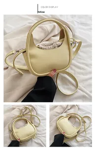 Détail d'un sac demi-lune jaune en cuir PU avec sac intérieur à cordon et boucles argentées
