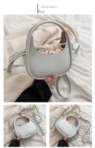 Détail du sac à main croissant bleu clair avec pochette beige à cordon et bandoulière