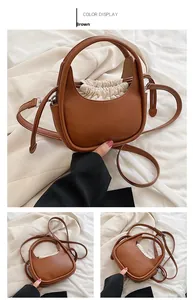 Vue détaillée du sac à main marron en cuir PU avec doublure en toile et poignée ronde