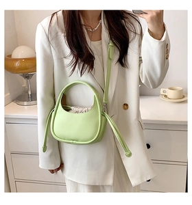 Détail du sac bandoulière demi-lune vert menthe clair avec pochette intérieure